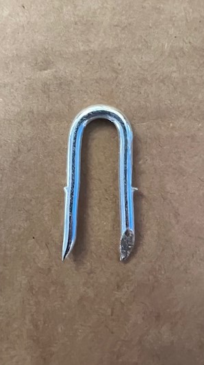 Скоба U-образная с зубцами 40х4 мм (в коробке по 5 кг) Скоба U-образная с зубцами 40х4 мм (в коробке по 5 кг)