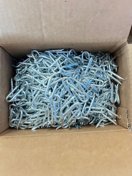 Скоба U-образная с зубцами 40х4 мм (в коробке по 5 кг) Скоба U-образная с зубцами 40х4 мм (в коробке по 5 кг)