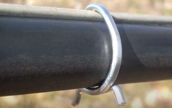 Скоба E40 для крепления капельной трубки  Скоба E40 для крепления капельной трубки